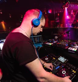 Alex ist ein DJ