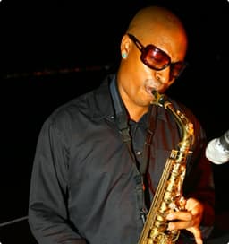 Jimmy ist Saxophonist.